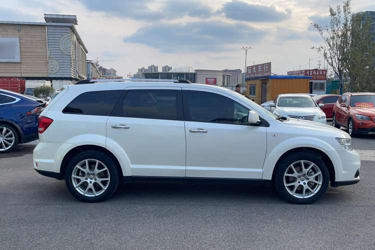 Used Dodge Journey 2013 2.4L Two-Wheel Drive Luxury Version Exterior 2
