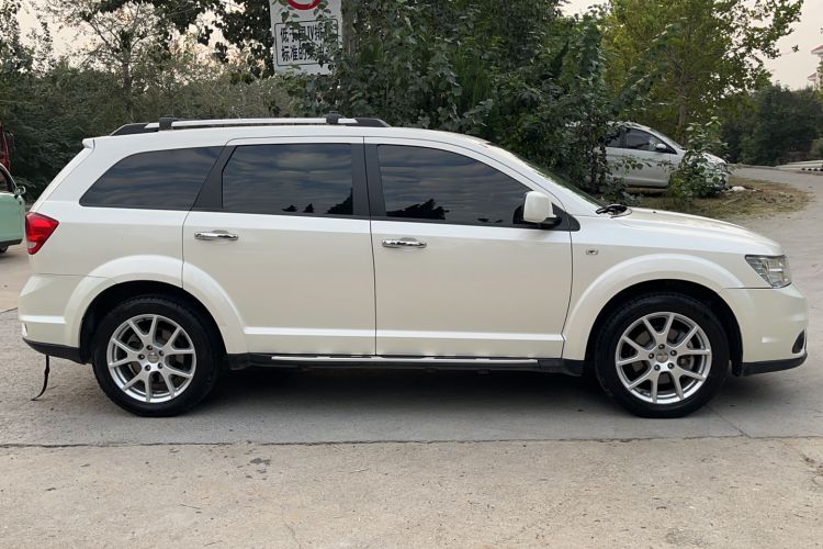 Used Dodge Journey 2013 2.4L Two-Wheel Drive Luxury Version Exterior 2