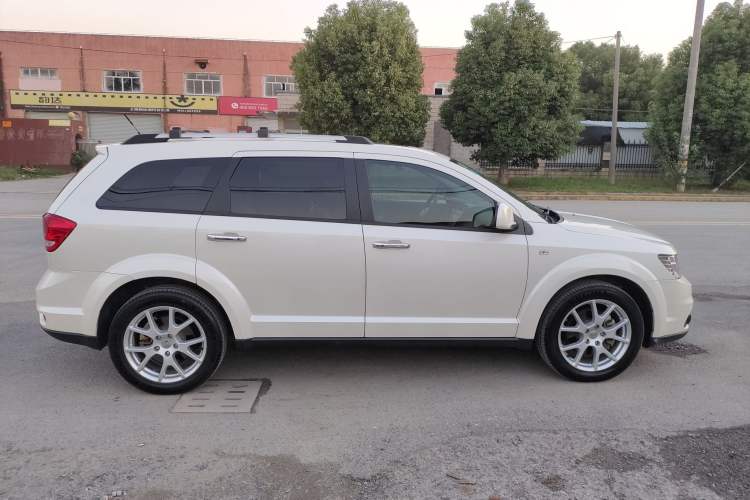 Used Dodge Journey 2013 2.4L Two-Wheel Drive Luxury Version Exterior 2