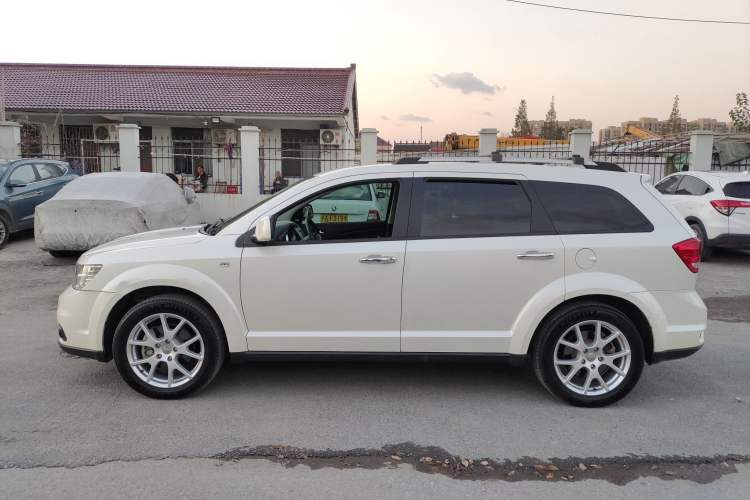 Used Dodge Journey 2013 2.4L Two-Wheel Drive Luxury Version Exterior 5