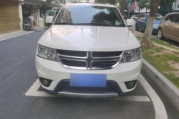 Used Dodge Journey 2013 2.4L Two-Wheel Drive Luxury Version Front