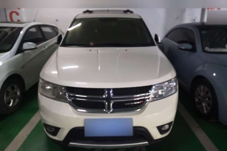 Used Dodge Journey 2013 2.4L Two-Wheel Drive Luxury Version Front