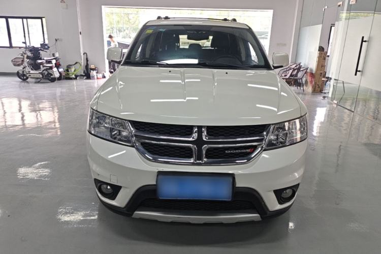 Used Dodge Journey 2013 2.4L Two-Wheel Drive Luxury Version Front