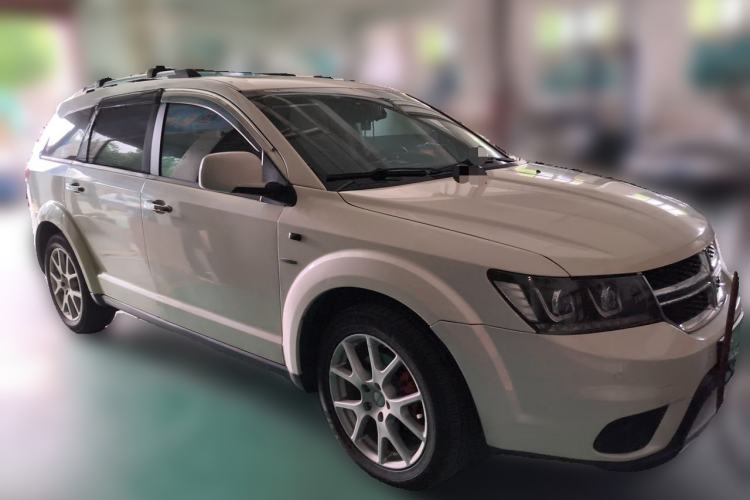Used Dodge Journey 2013 2.4L Two-Wheel Drive Luxury Version Front Right 45 Deg