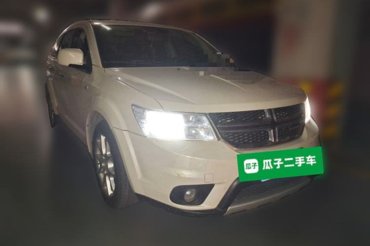 Used Dodge Journey 2013 2.4L Two-Wheel Drive Luxury Version Front Right 45 Deg