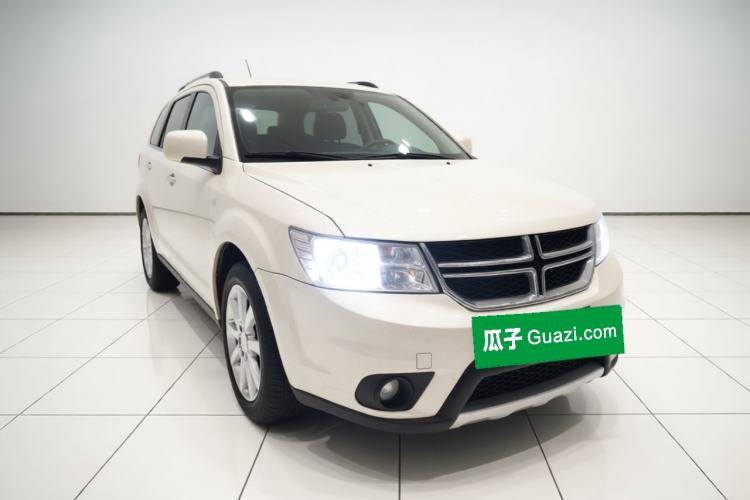 Used Dodge Journey 2013 2.4L Two-Wheel Drive Luxury Version Front Right 45 Deg