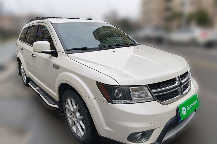 Used Dodge Journey 2013 2.4L Two-Wheel Drive Luxury Version Front Right 45 Deg