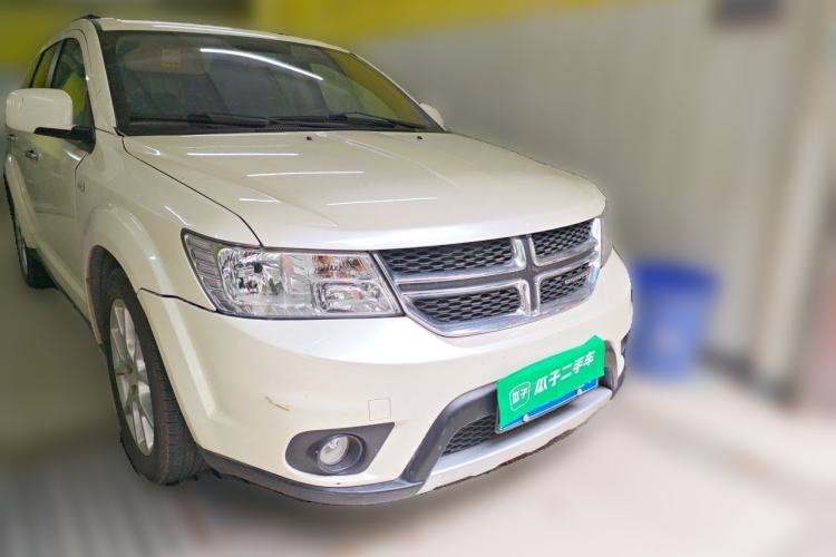 Used Dodge Journey 2013 2.4L Two-Wheel Drive Luxury Version Front Right 45 Deg