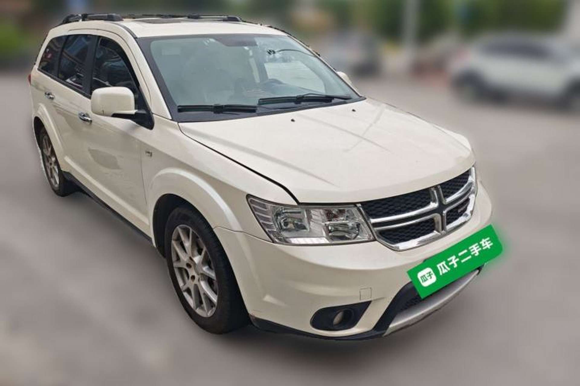 Used Dodge Journey 2013 2.4L Two-Wheel Drive Luxury Version Front Right 45 Deg
