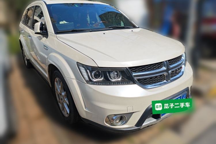 Used Dodge Journey 2013 2.4L Two-Wheel Drive Luxury Version Front Right 45 Deg