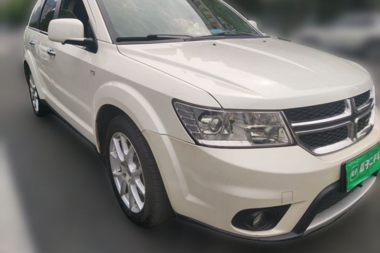 Used Dodge Journey 2013 2.4L Two-Wheel Drive Luxury Version Front Right 45 Deg