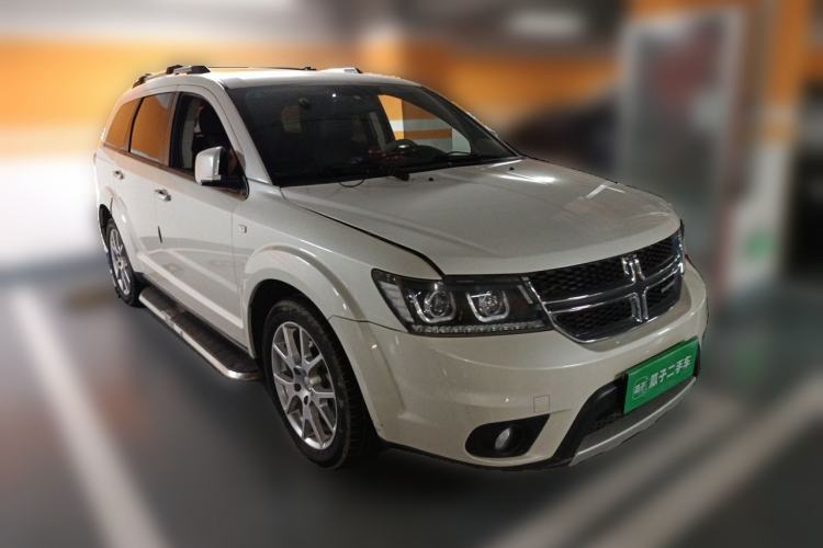 Used Dodge Journey 2013 2.4L Two-Wheel Drive Luxury Version Front Right 45 Deg