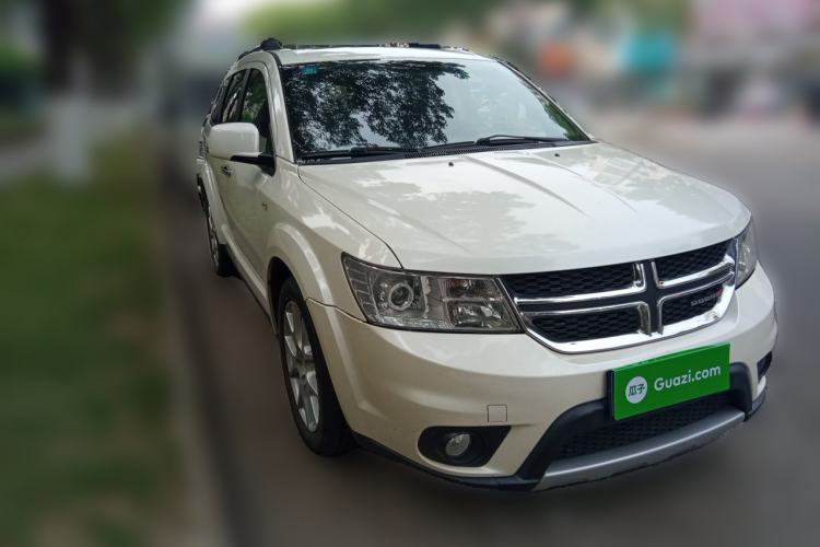 Used Dodge Journey 2013 2.4L Two-Wheel Drive Luxury Version Front Right 45 Deg