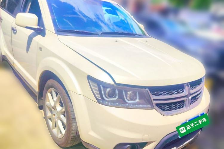 Used Dodge Journey 2013 2.4L Two-Wheel Drive Luxury Version Front Right 45 Deg