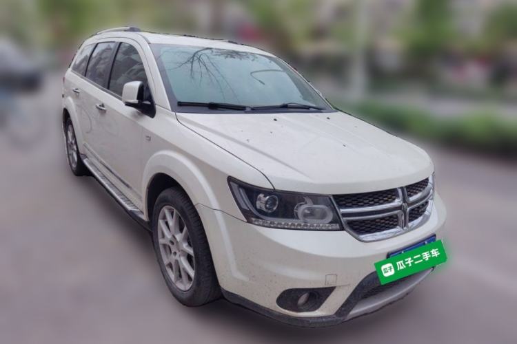 Used Dodge Journey 2013 2.4L Two-Wheel Drive Luxury Version Front Right 45 Deg
