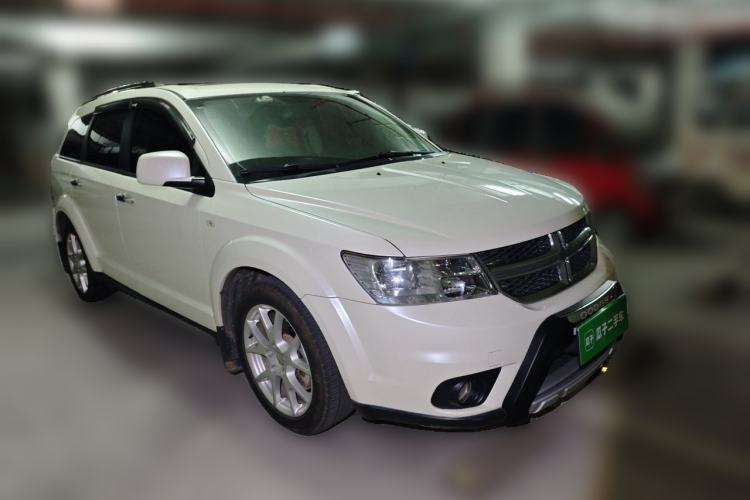 Used Dodge Journey 2013 2.4L Two-Wheel Drive Luxury Version Front Right 45 Deg