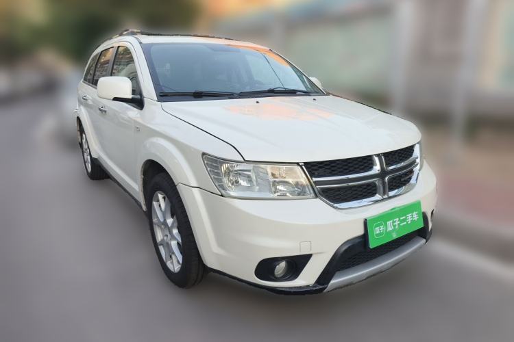 Used Dodge Journey 2013 2.4L Two-Wheel Drive Luxury Version Front Right 45 Deg