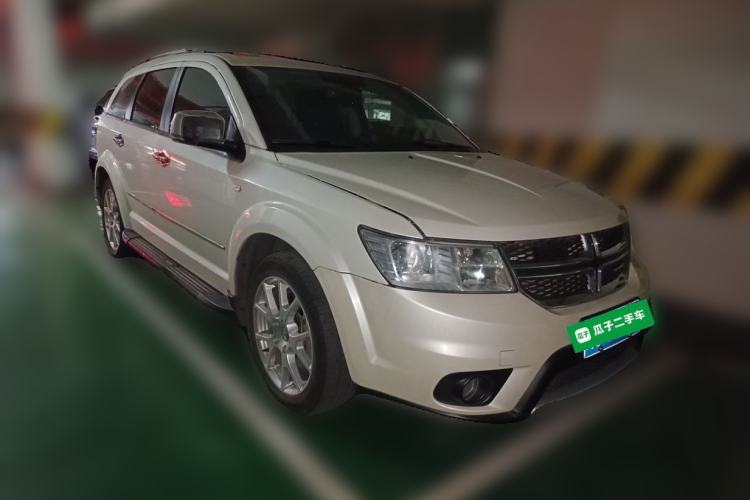 Used Dodge Journey 2013 2.4L Two-Wheel Drive Luxury Version Front Right 45 Deg
