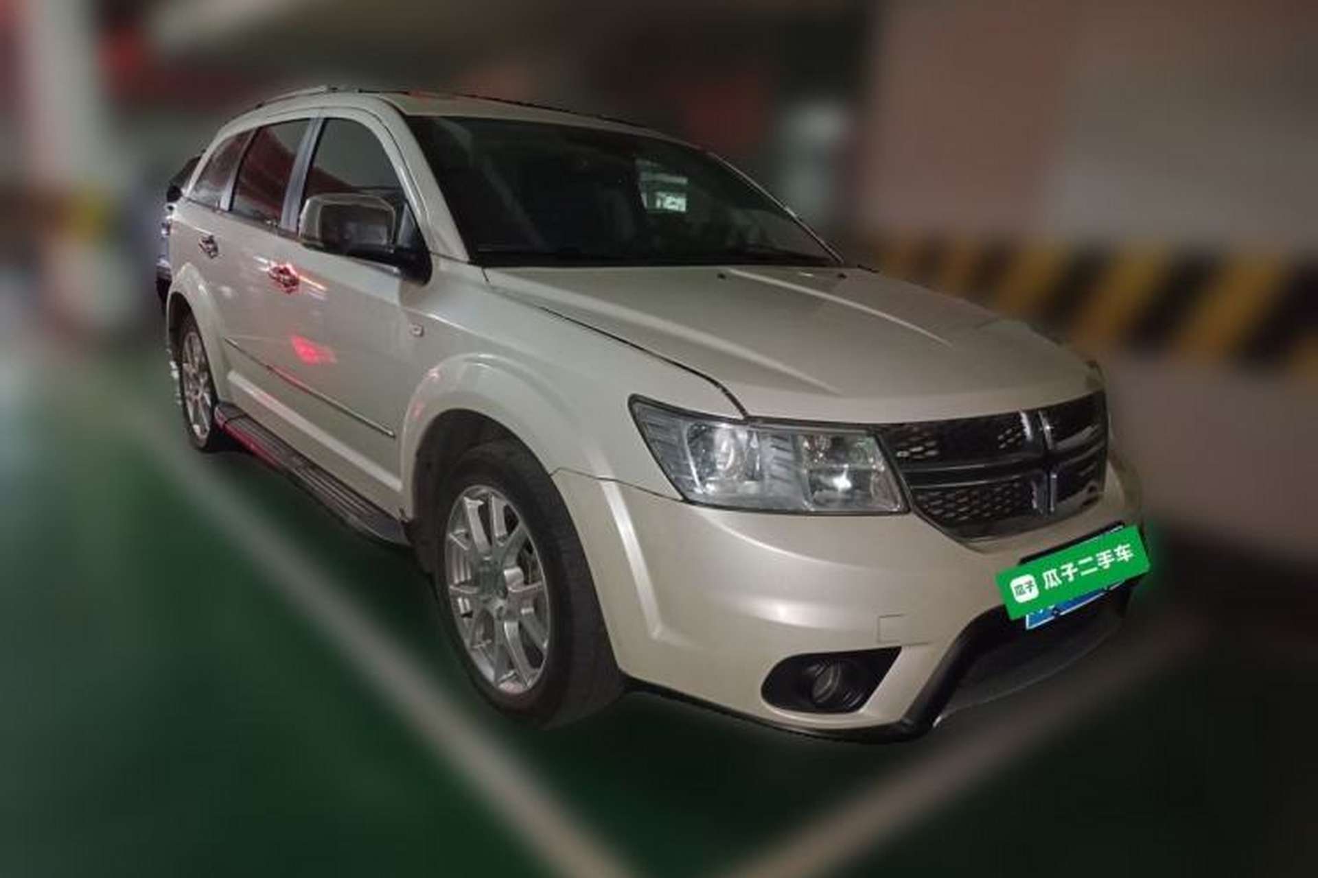Used Dodge Journey 2013 2.4L Two-Wheel Drive Luxury Version Front Right 45 Deg