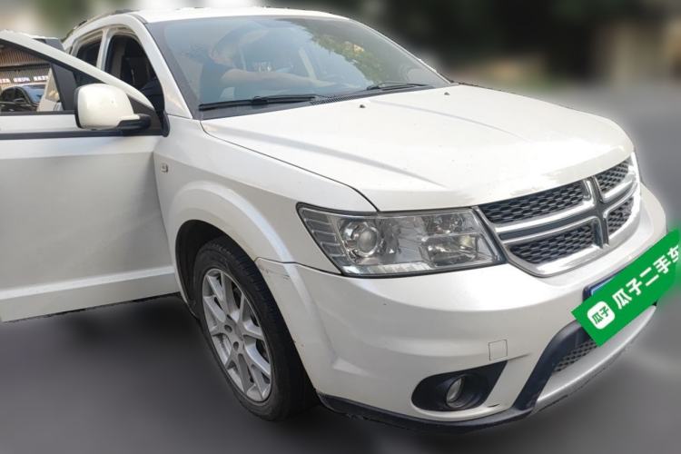 Used Dodge Journey 2013 2.4L Two-Wheel Drive Luxury Version Front Right 45 Deg