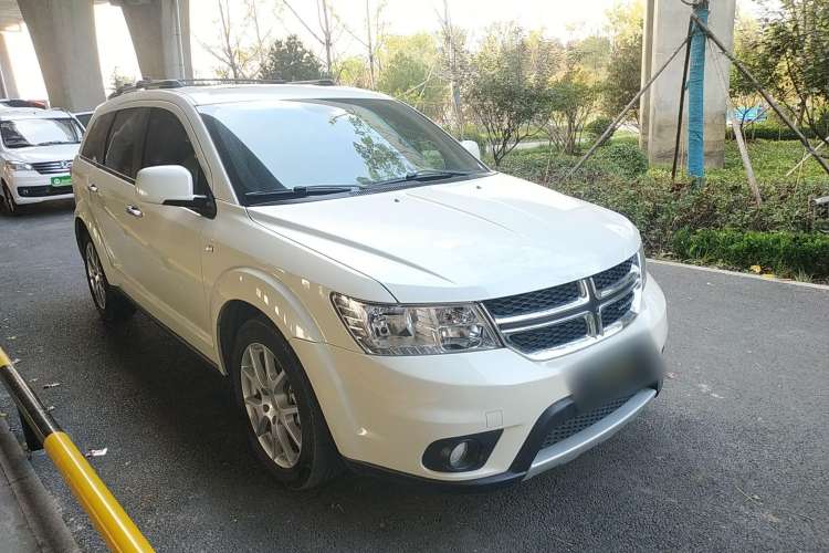 Used Dodge Journey 2013 2.4L Two-Wheel Drive Luxury Version Front Right 45 Deg