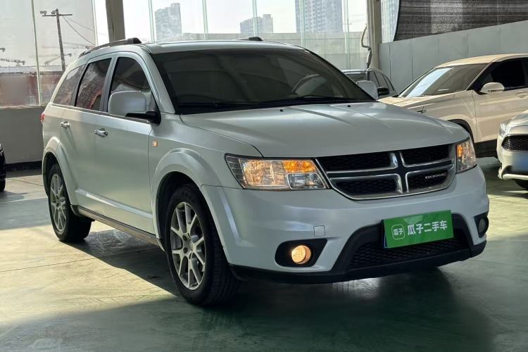 Used Dodge Journey 2013 2.4L Two-Wheel Drive Luxury Version Front Right 45 Deg