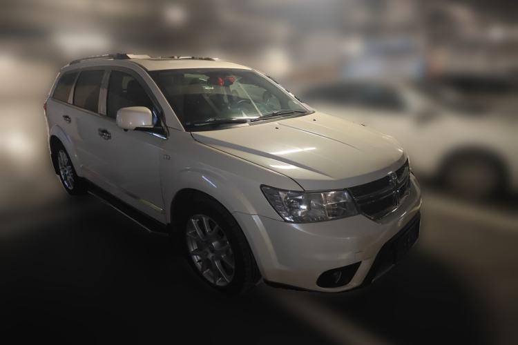Used Dodge Journey 2013 2.4L Two-Wheel Drive Luxury Version Front Right 45 Deg