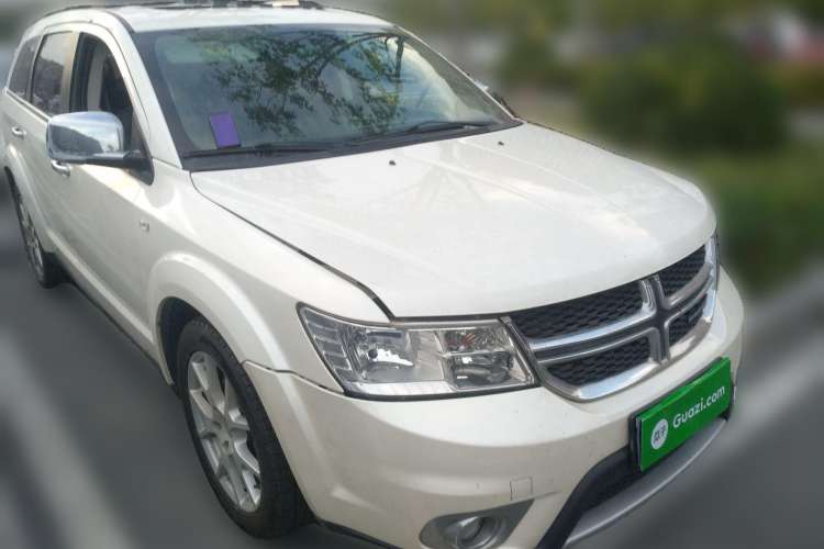 Used Dodge Journey 2013 2.4L Two-Wheel Drive Luxury Version Front Right 45 Deg
