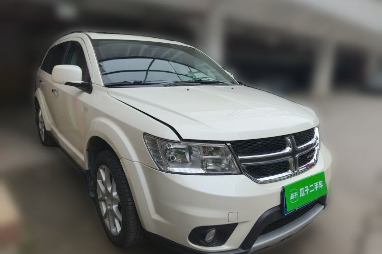 Used Dodge Journey 2013 2.4L Two-Wheel Drive Luxury Version Front Right 45 Deg