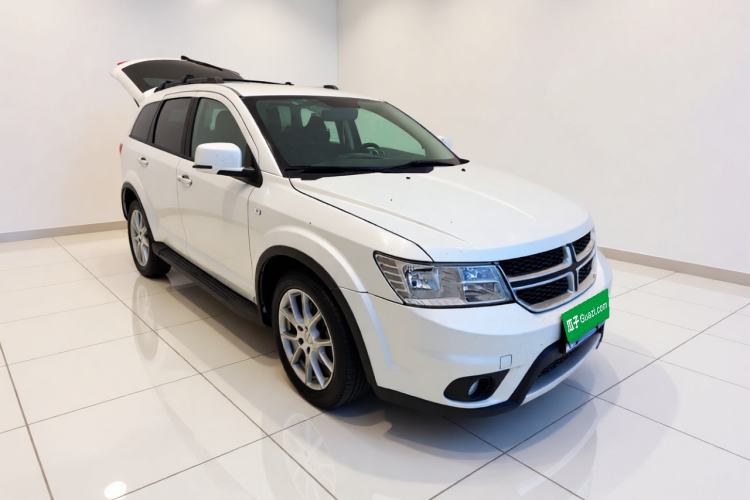 Used Dodge Journey 2013 2.4L Two-Wheel Drive Luxury Version Front Right 45 Deg