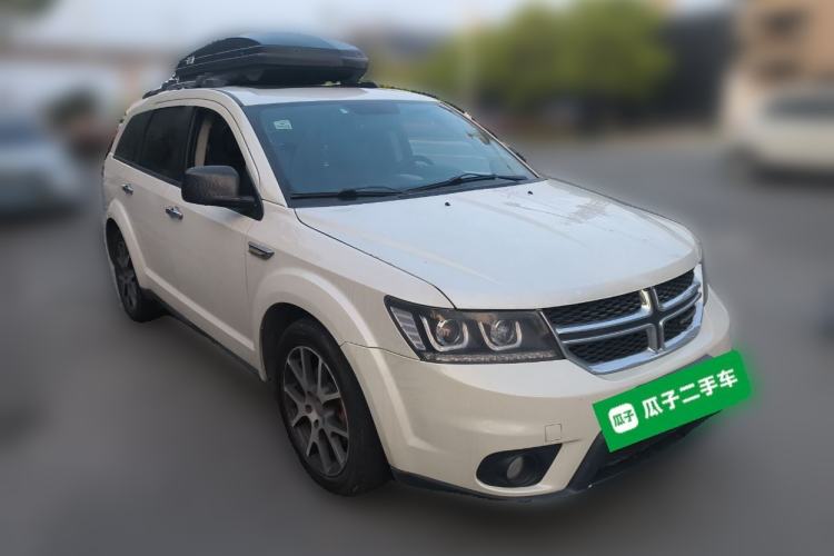 Used Dodge Journey 2013 2.4L Two-Wheel Drive Luxury Version Front Right 45 Deg