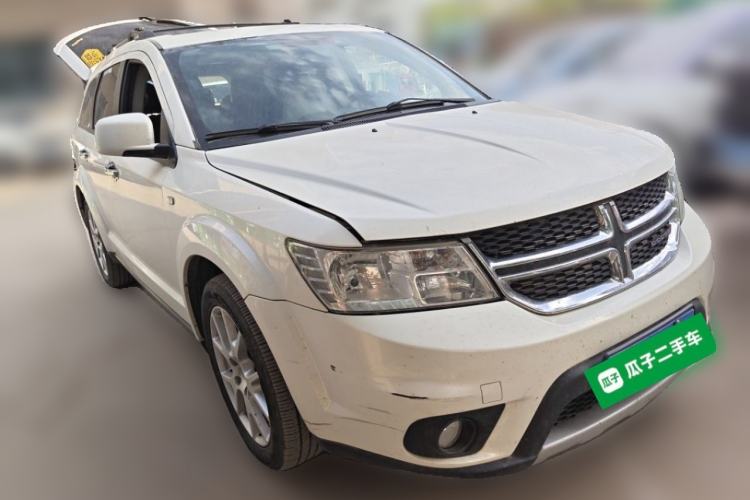 Used Dodge Journey 2013 2.4L Two-Wheel Drive Luxury Version Front Right 45 Deg