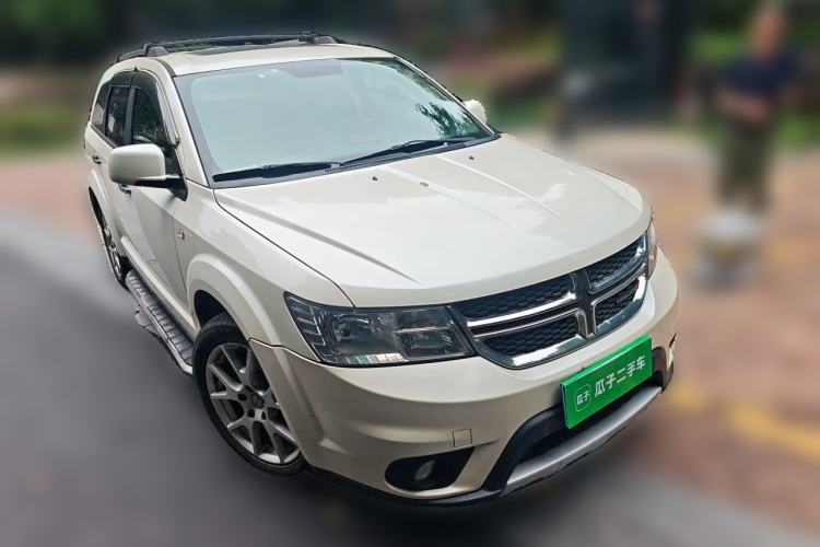 Used Dodge Journey 2013 2.4L Two-Wheel Drive Luxury Version Front Right 45 Deg