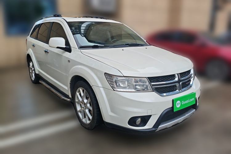 Used Dodge Journey 2013 2.4L Two-Wheel Drive Luxury Version Front Right 45 Deg