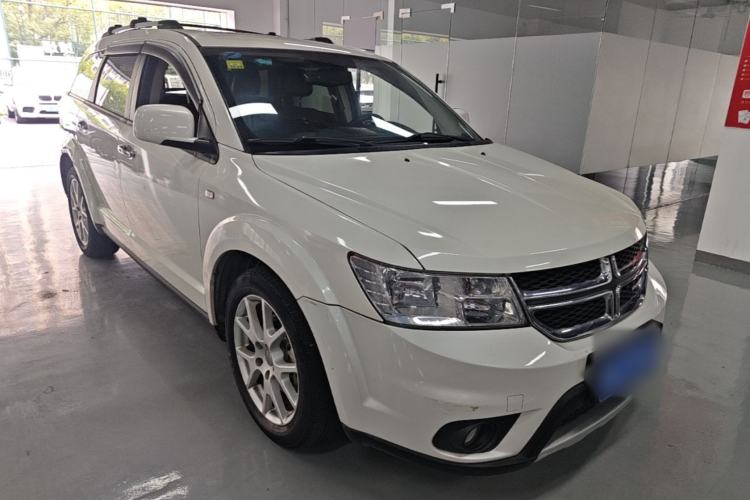 Used Dodge Journey 2013 2.4L Two-Wheel Drive Luxury Version Front Right 45 Deg
