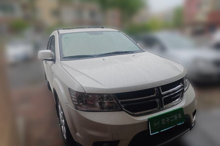 Used Dodge Journey 2013 2.4L Two-Wheel Drive Luxury Version Front Right 45 Deg