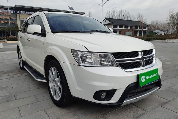 Used Dodge Journey 2013 2.4L Two-Wheel Drive Luxury Version Front Right 45 Deg