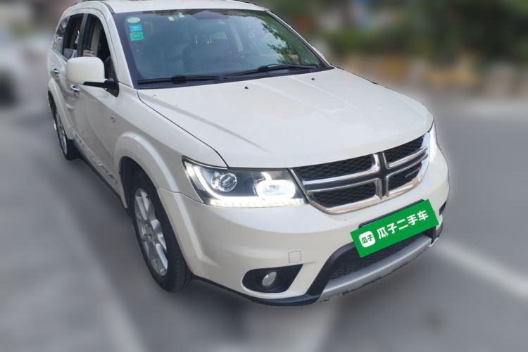 Used Dodge Journey 2013 2.4L Two-Wheel Drive Luxury Version Front Right 45 Deg