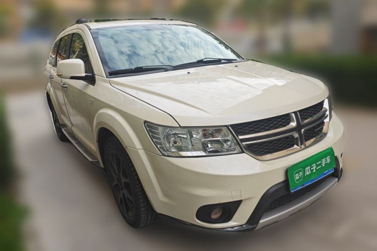Used Dodge Journey 2013 2.4L Two-Wheel Drive Luxury Version Front Right 45 Deg
