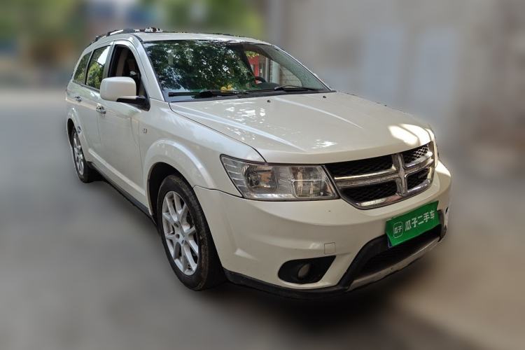 Used Dodge Journey 2013 2.4L Two-Wheel Drive Luxury Version Front Right 45 Deg