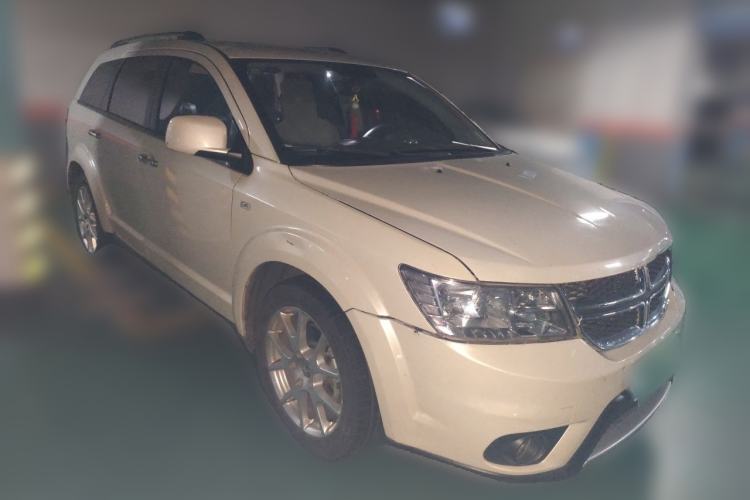 Used Dodge Journey 2013 2.4L Two-Wheel Drive Luxury Version Front Right 45 Deg