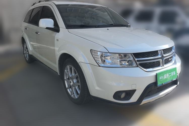 Used Dodge Journey 2013 2.4L Two-Wheel Drive Luxury Version Front Right 45 Deg