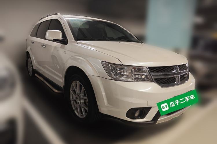 Used Dodge Journey 2013 2.4L Two-Wheel Drive Luxury Version Front Right 45 Deg