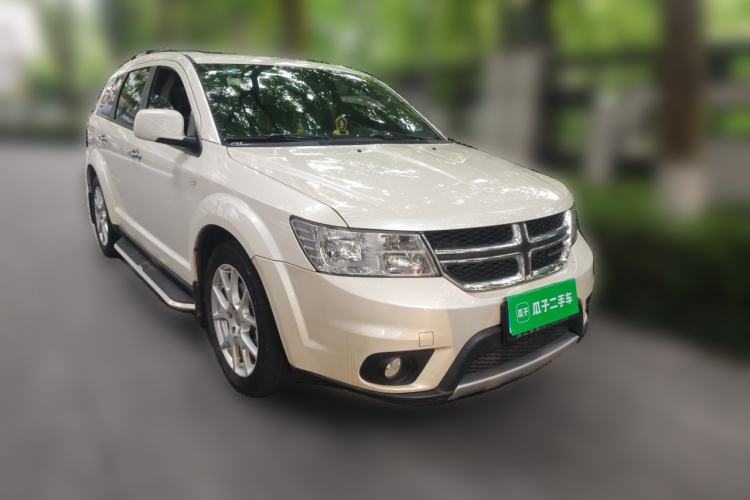 Used Dodge Journey 2013 2.4L Two-Wheel Drive Luxury Version Front Right 45 Deg