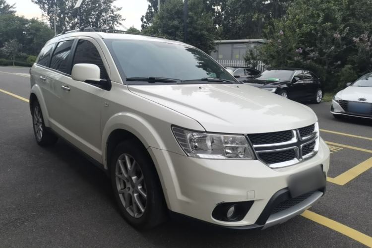 Used Dodge Journey 2013 2.4L Two-Wheel Drive Luxury Version Front Right 45 Deg