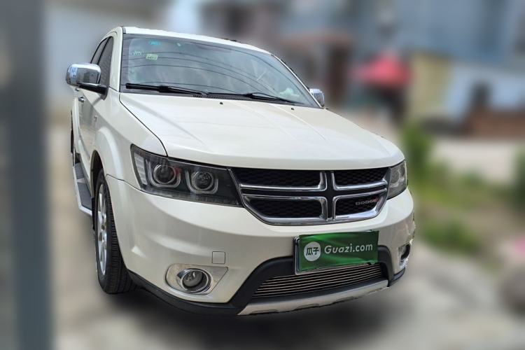 Used Dodge Journey 2013 2.4L Two-Wheel Drive Luxury Version Front Right 45 Deg