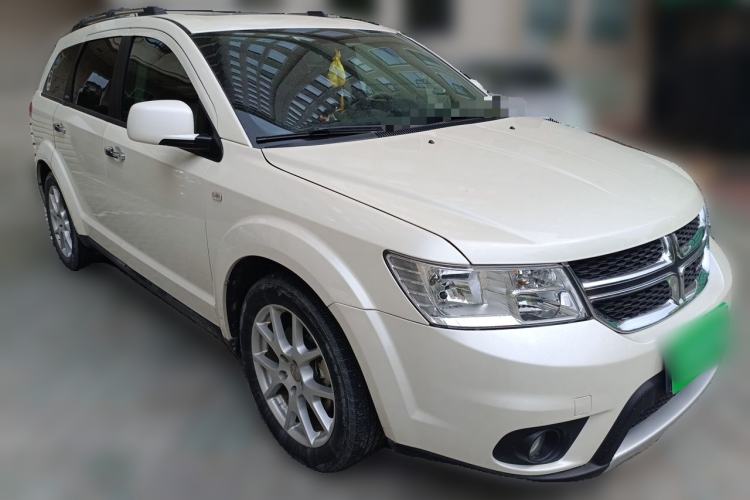 Used Dodge Journey 2013 2.4L Two-Wheel Drive Luxury Version Front Right 45 Deg