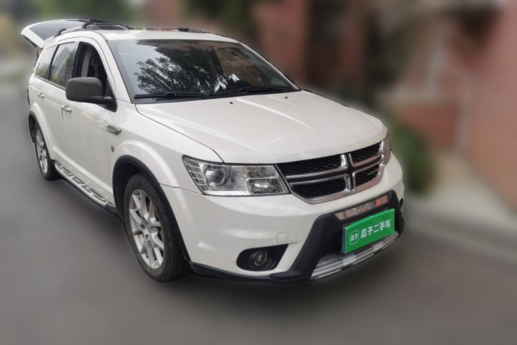 Used Dodge Journey 2013 2.4L Two-Wheel Drive Luxury Version Front Right 45 Deg