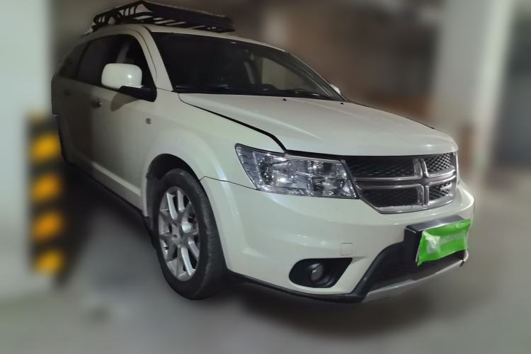 Used Dodge Journey 2013 2.4L Two-Wheel Drive Luxury Version Front Right 45 Deg