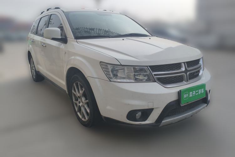 Used Dodge Journey 2013 2.4L Two-Wheel Drive Luxury Version Front Right 45 Deg